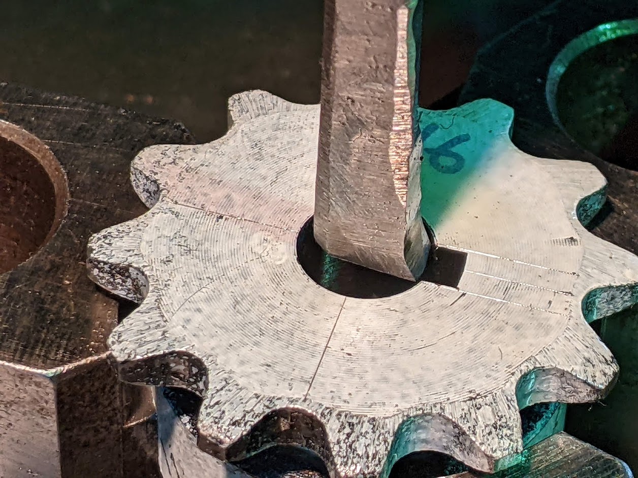 スロッターで加工するバイトのサイズをスプロケットの内径にギリギリ入るまで丁寧に擦り込みました。