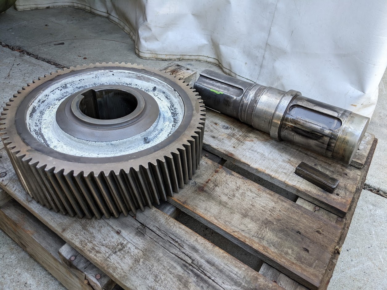 油圧ジャッキやバーナーを使い丁寧に歯車軸の分解を実施。