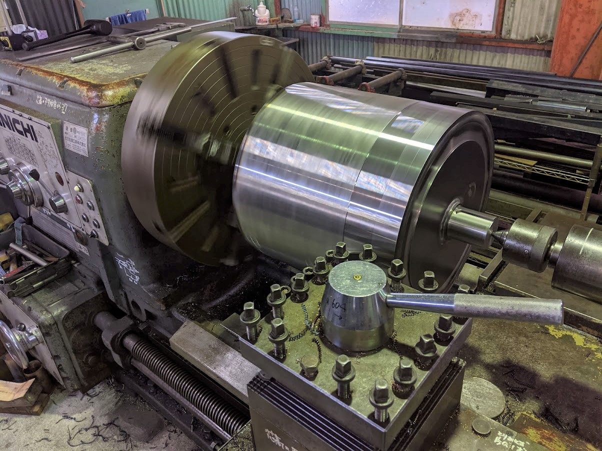 パイプ、鏡板、軸を各々前加工⇒溶接して旋盤とマシニングで仕上げ加工実施。