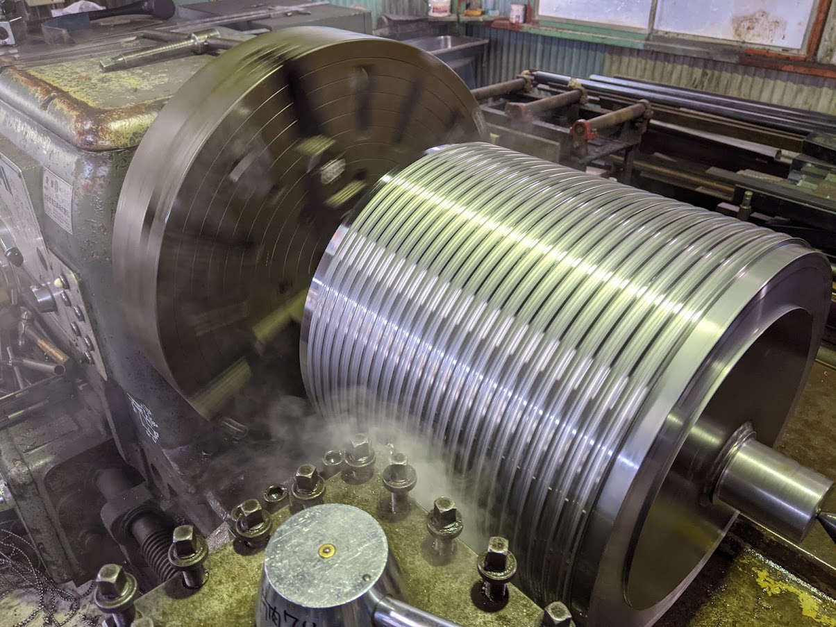 最大の山場、R9xピッチ18x深さ7の左ネジ加工。