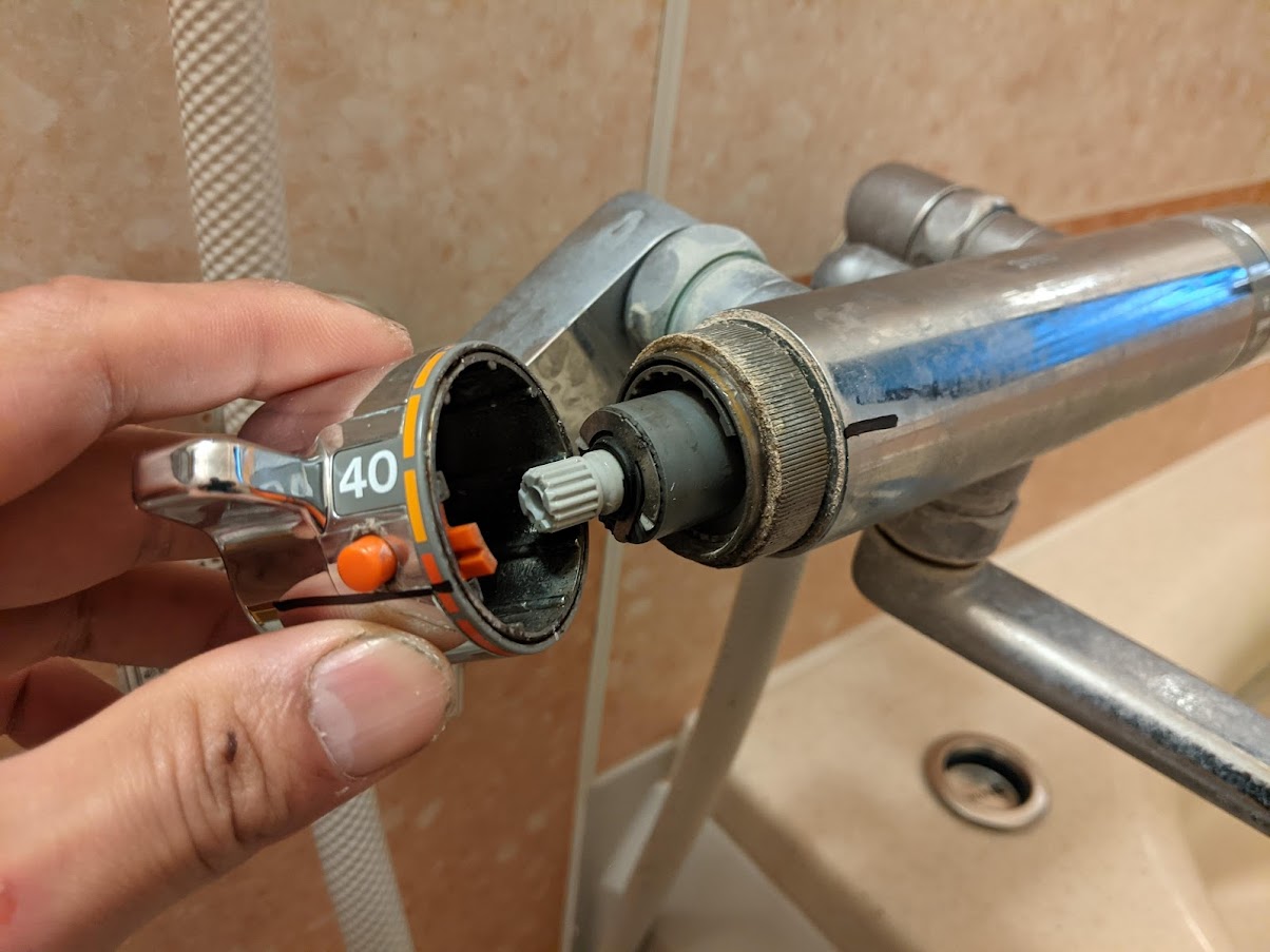 サーモスタット式混合水栓を分解開始。