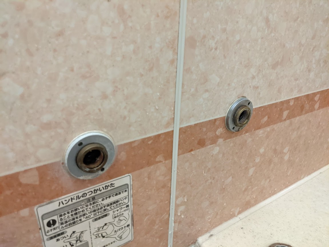 浴室の蛇口取付ピッチ等をスケッチ。