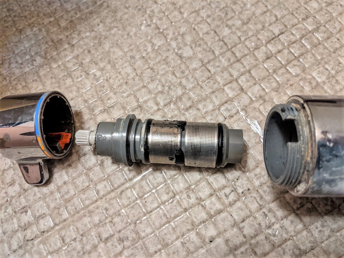 サーモスタット式混合水栓を分解して中のカートリッジを取り外し。