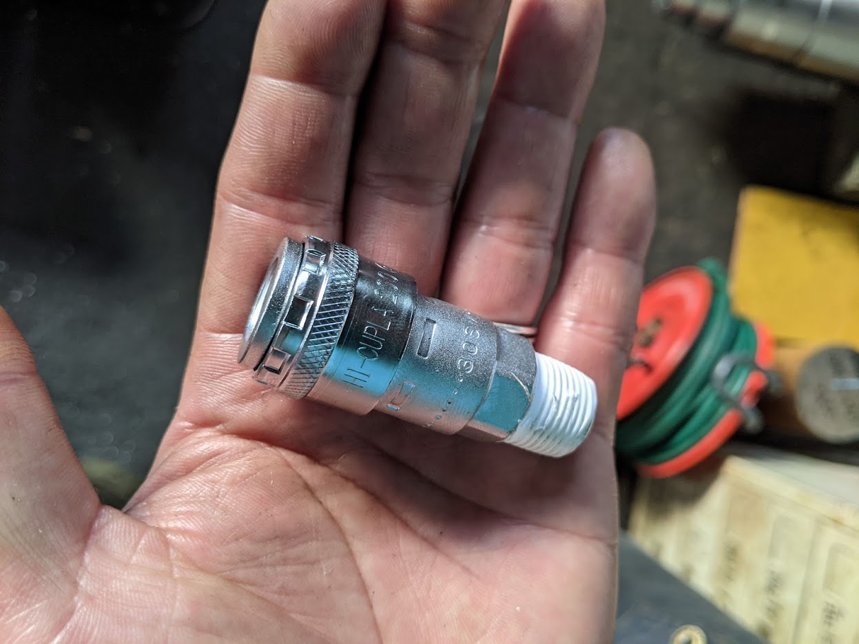 ワンタッチ式のハイカプラにシールテープをしっかり巻き付け。