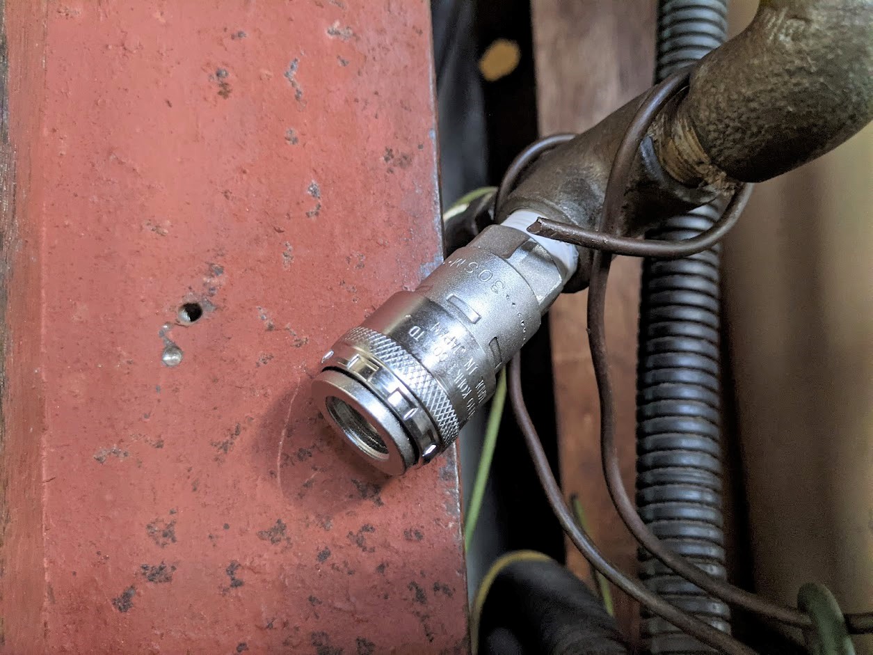 取り外したカプラ部分にそのまま新品のハイカプラを取り付け。