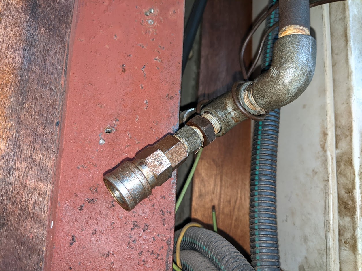 エアー配管で分岐させている場所。このカプラからエアー漏れしています。