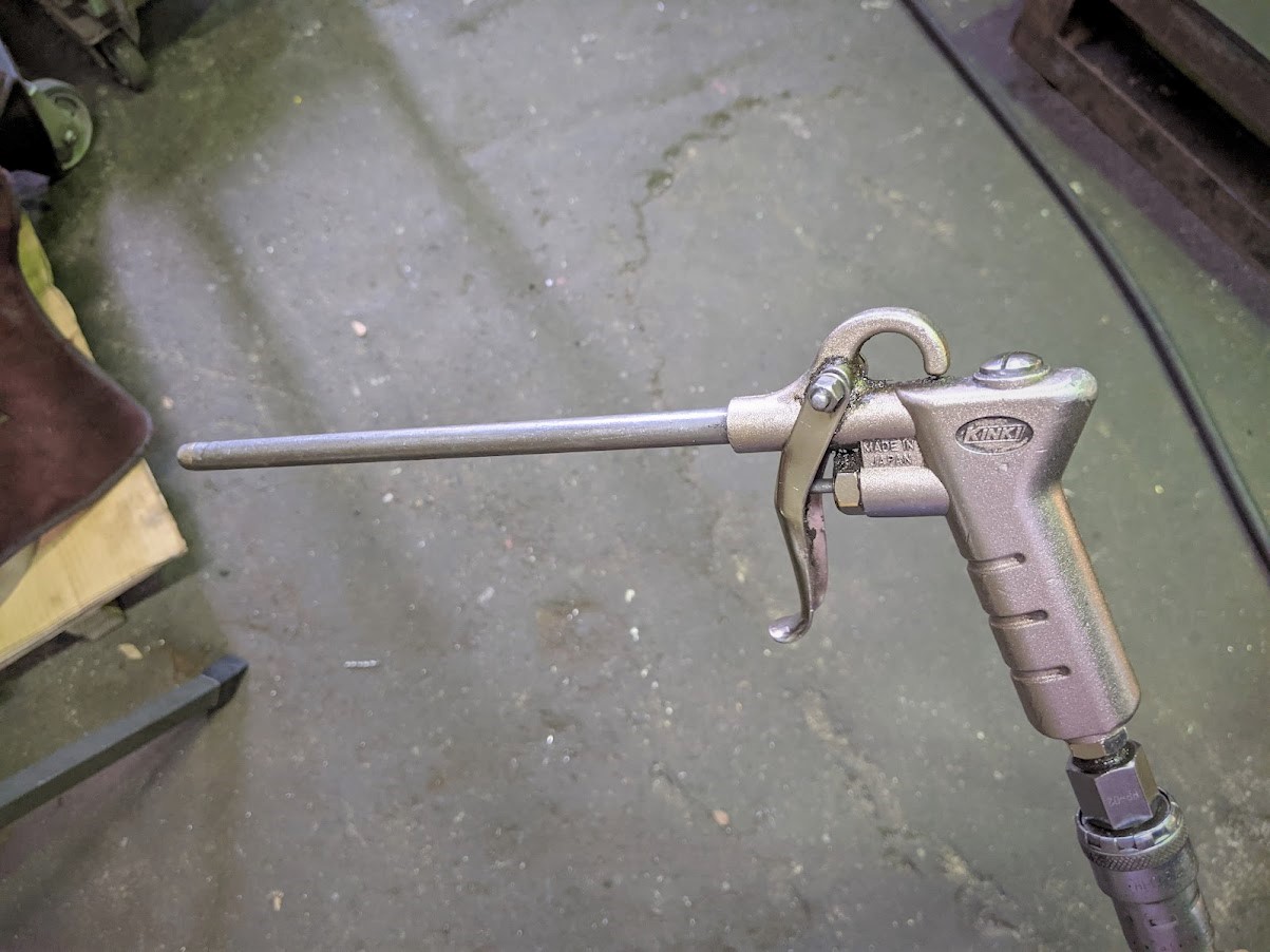 エアーコンプレッサーで作られた圧縮空気をこのノズルガンを使って噴出させてゴミ等を吹き飛ばしています。