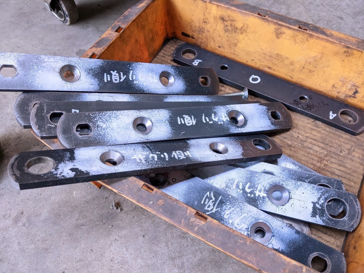 大型コンベアチェーンにアタッチメントを取り付けるための皿ボルト用穴加工実施。