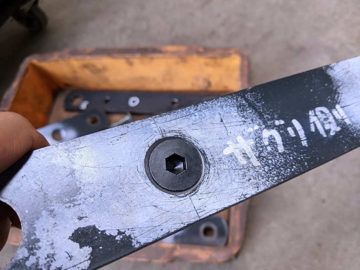 皿ボルトの頭がプレートから飛び出していないので合格です!