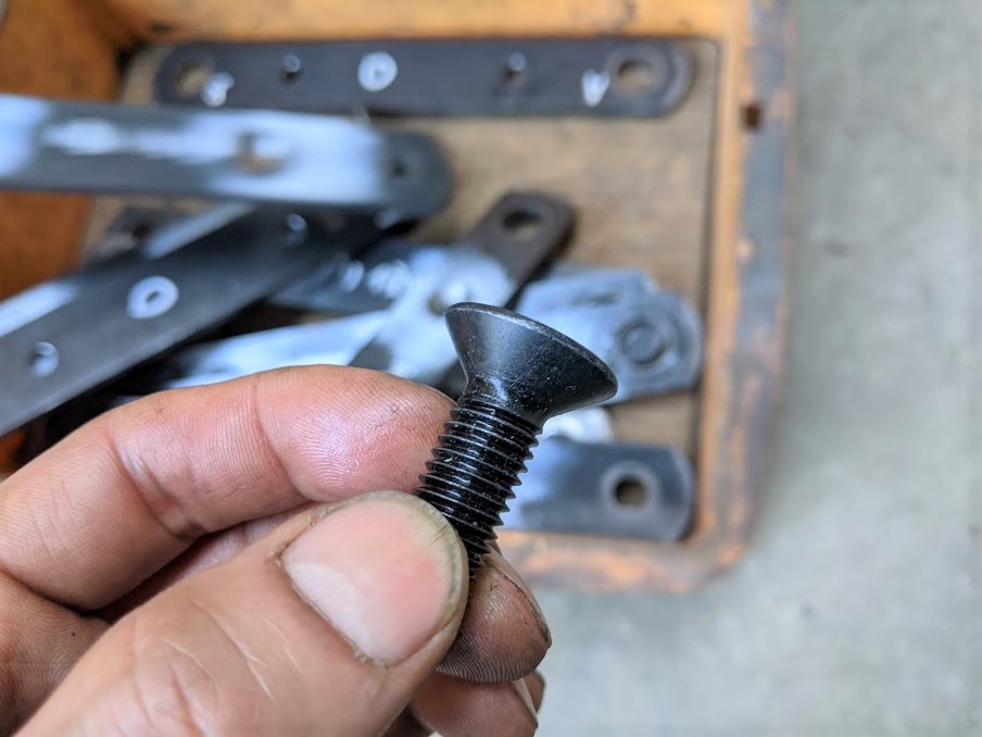 アタッチメントの皿ボルトはM12。このサイズピッタリに加工します!