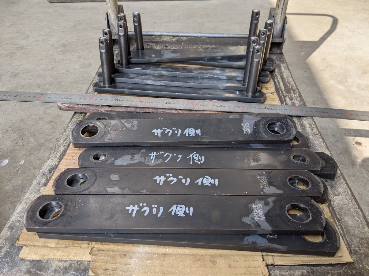 大型コンベアチェーンの内リンクと外リンクのプレートを取り外し。