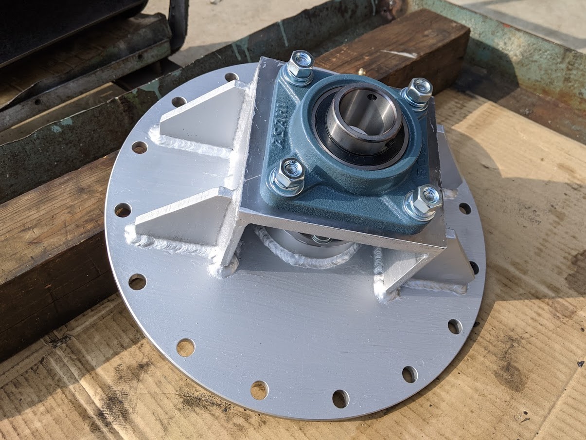 フランジのブラケットにはピローを取り付け完成。