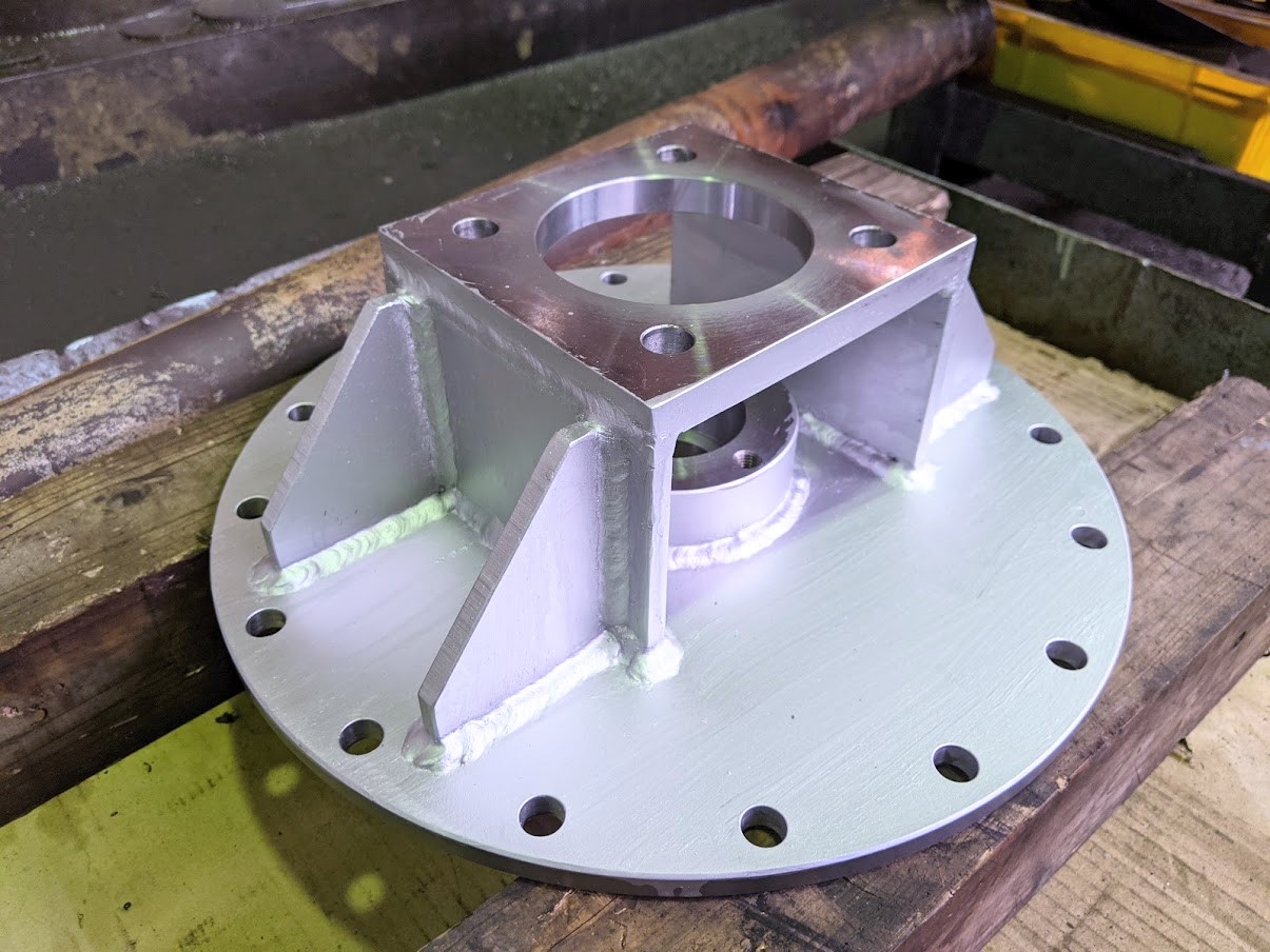 高温下で鋳物用の砂を扱う為、６００℃用の耐熱塗料を塗布。