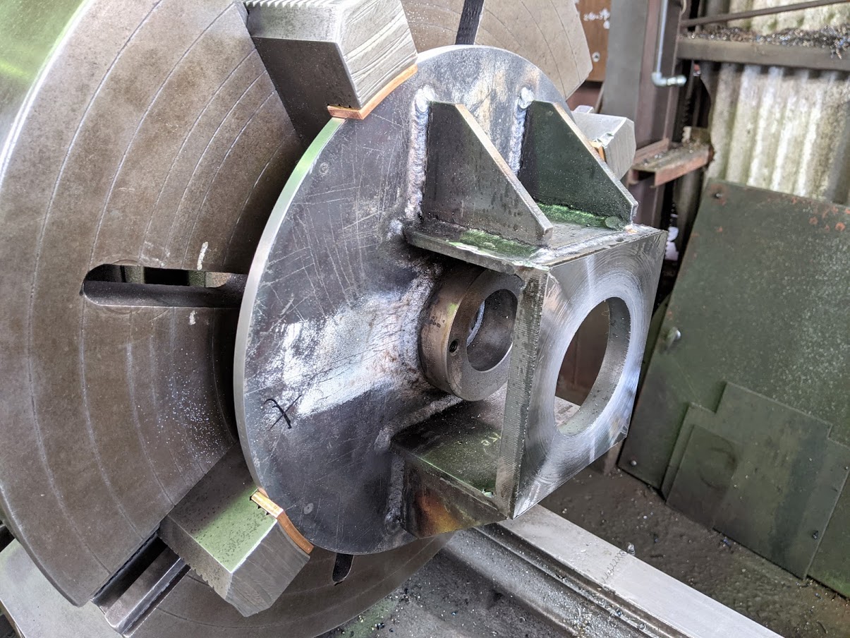 現物をスケッチし、溶接構造で新規に作ったブラケットを旋盤をフライス盤で加工。