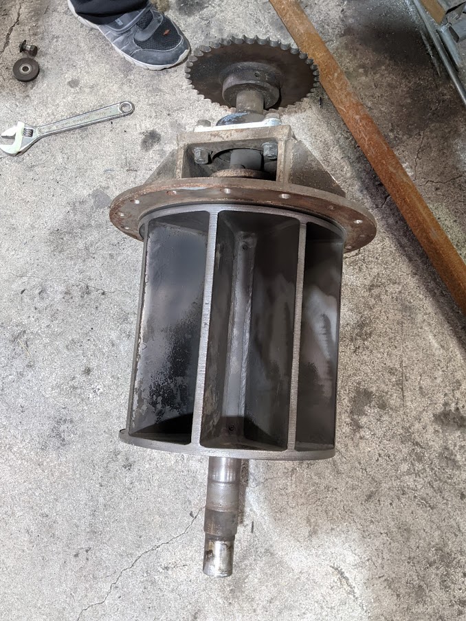 鋳物工場で砂を投入する機械を現場でスケッチ。『スケッチ』は機械修理において最も重要な項目になります。