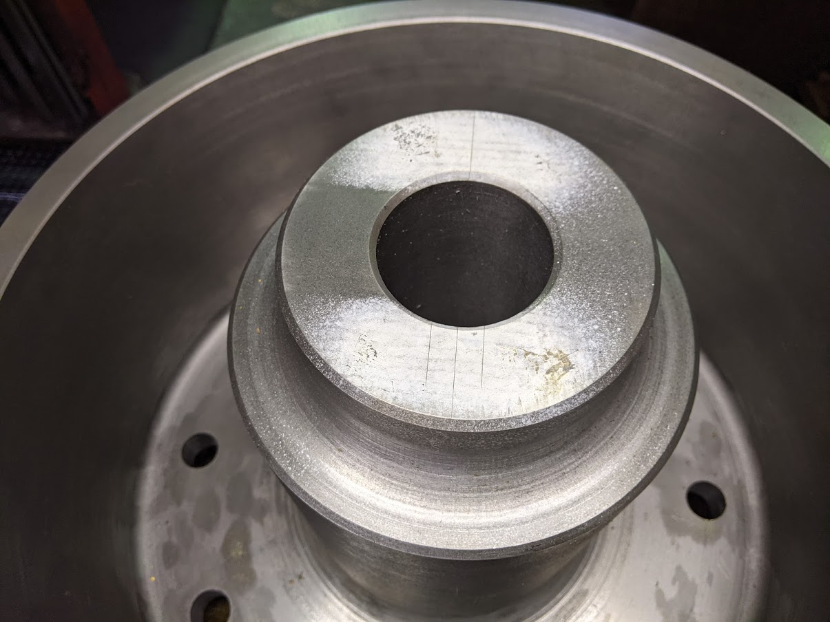 材質FCDのブレーキドラムにブローチ盤で内径キー溝加工を行います。