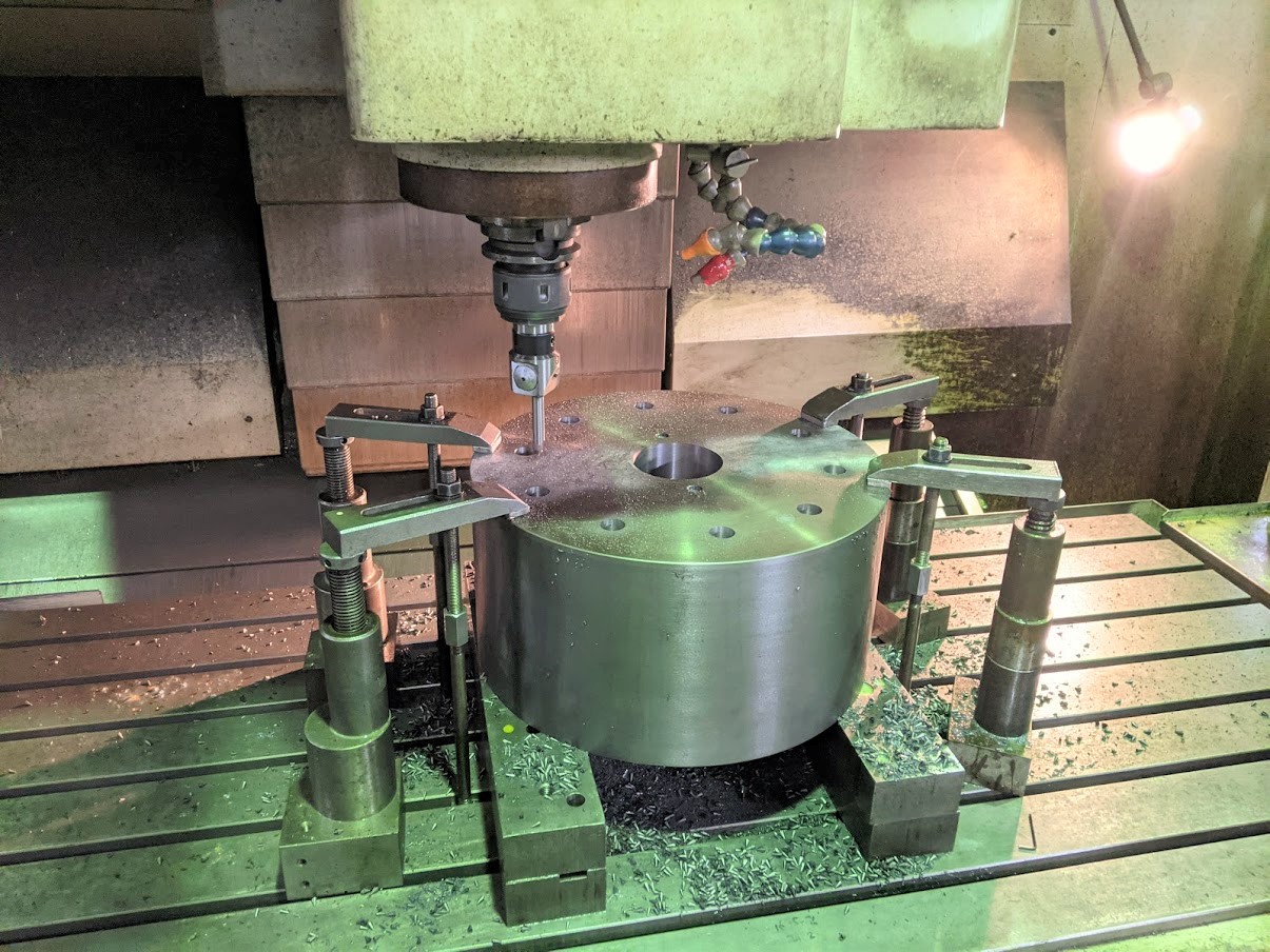 マシニングでブレーキドラムのたわみ軸継手が入る穴加工を実施。