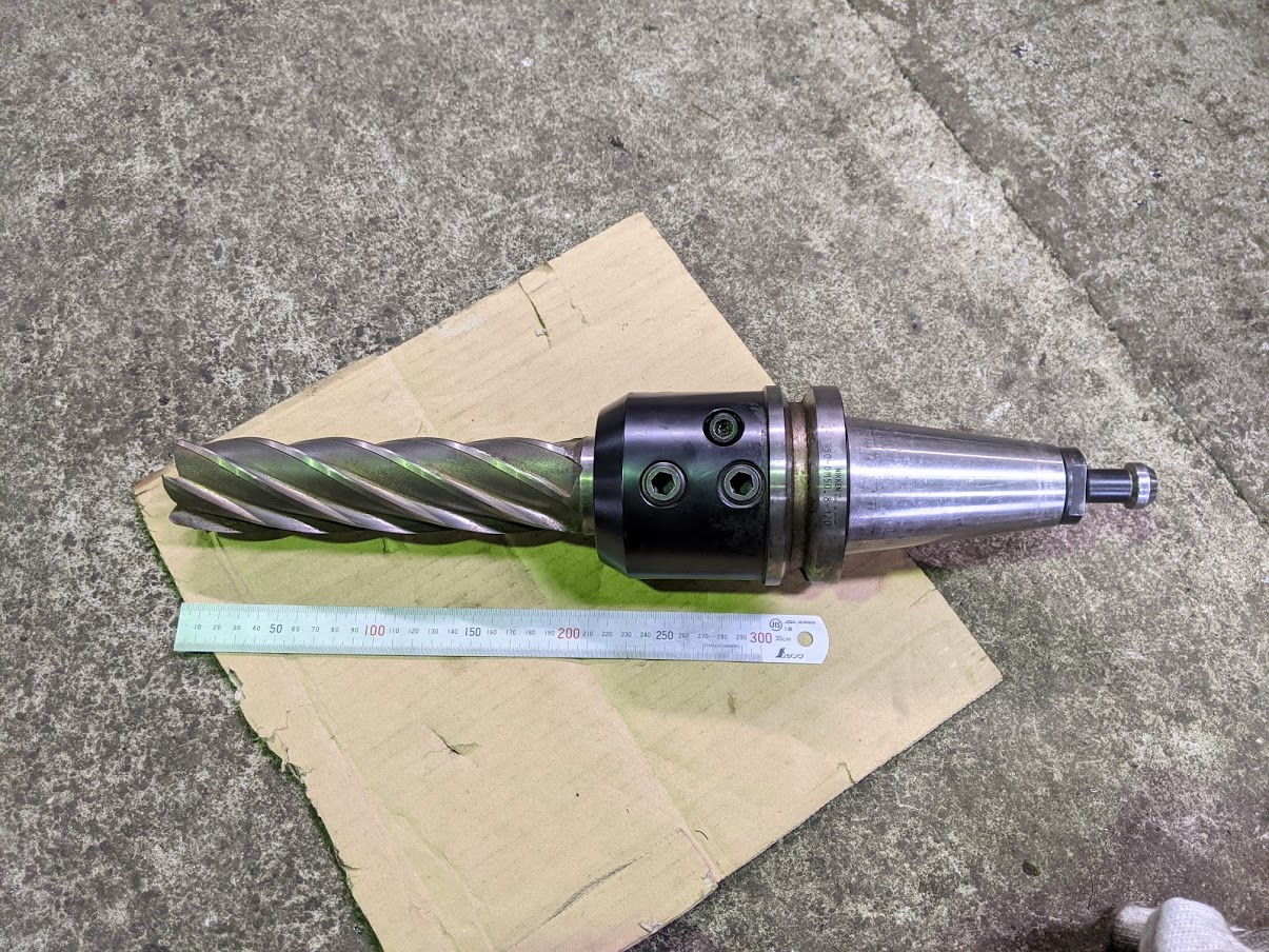 外径50mm、刃長230mmの大きなエンドミルをサイドロックホルダにセット。かなりの重量があります。