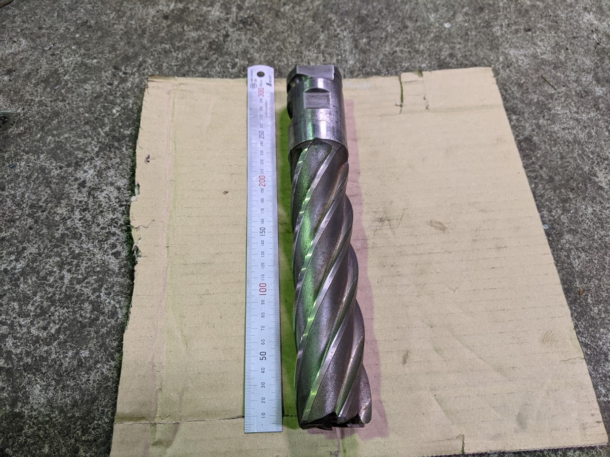 巨大なエンドミルを使って天井クレーンのブレーキドラムのヌスミ穴加工を実施。