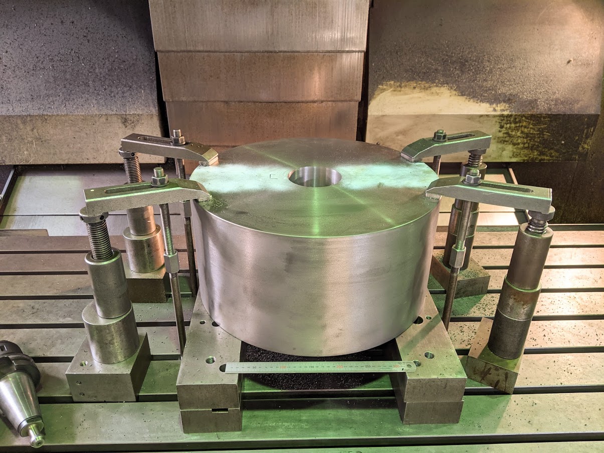 マシニングセンターにブレーキドラムを段取り。外径Φ500に対してテーブルサイズが850x2200なので余裕を持って乗せることができます。