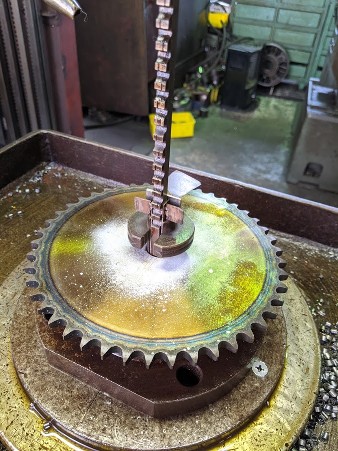 内径の勾配キー溝をブローチ盤で加工。