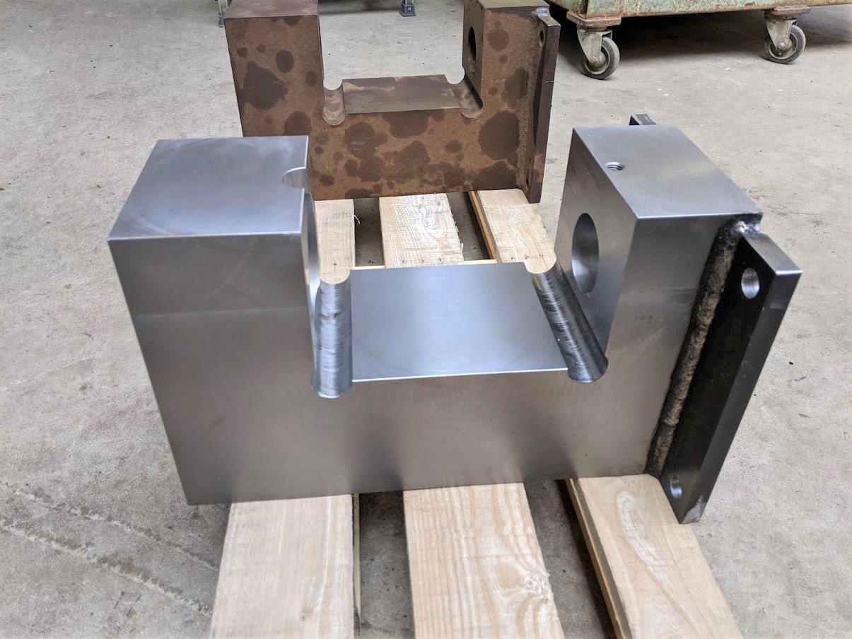 材質はSS400で、材料の取り方を工夫して削る工程に注意しながら丁寧に加工。