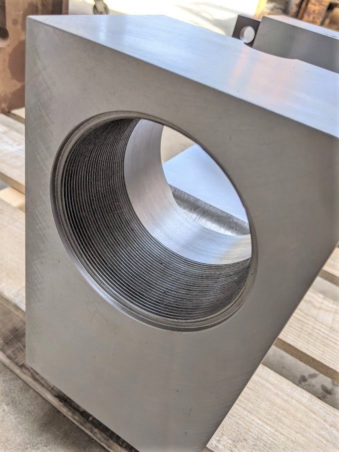 旋盤で変形物に付いているネジ（M100xP2）をバランスを取りながら丁寧に加工。