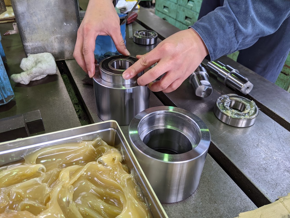 ベアリング等にグリスを射しながらベアリングと軸を組み込み。