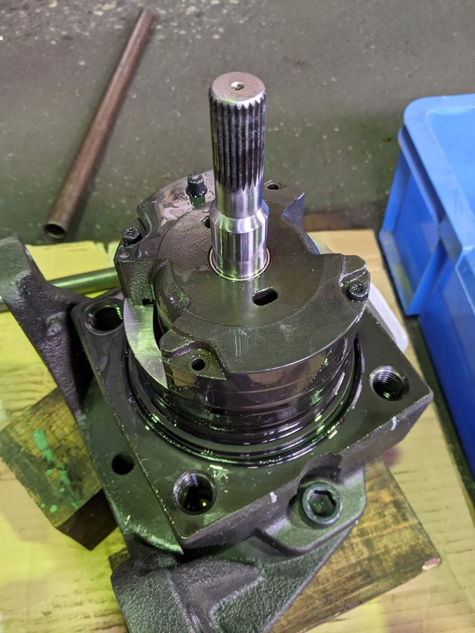 ベーンポンプを確認しながら慎重に順番に分解して行きます。