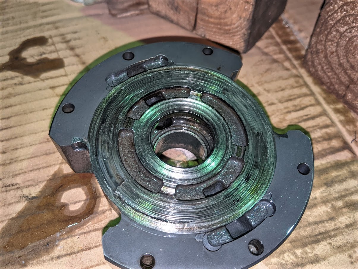 受け板の方も相当接触し、表面がエグレています。