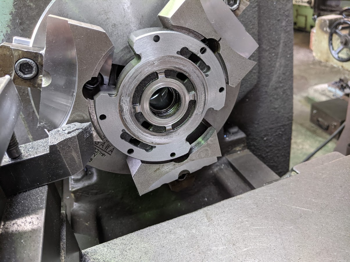 修正加工中のベーンポンプのカムリング押え板。