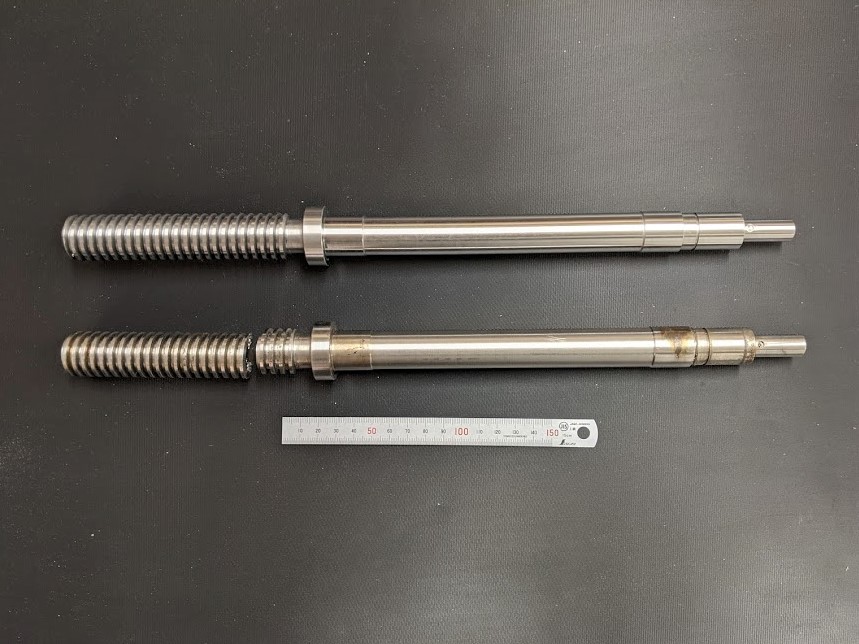 台形左ネジの軸が折れていた現物をスケッチして図面化し、旋盤とフライス盤で大至急製作。