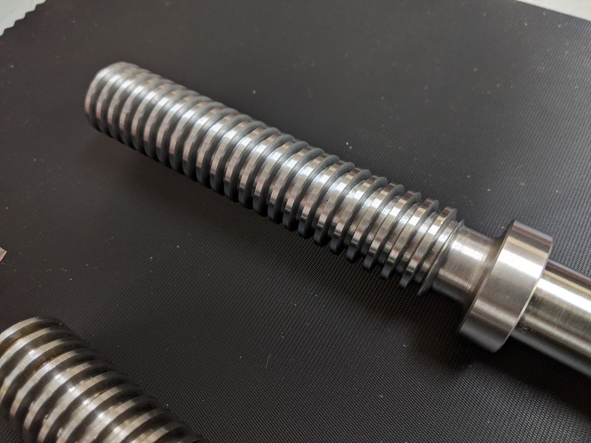 相手のナットに合わせて台形左ネジを加工。