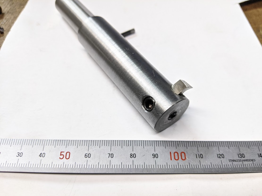 スロッターで止まりのキー溝加工を実施する予定が、キー溝長さが想定以上に長く、工具長が既存では足りない為新しくバイトを製作。