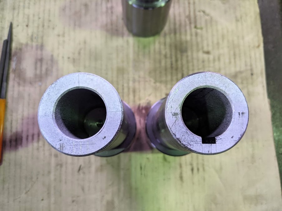 止まり穴のキー溝加工がある軸継手。