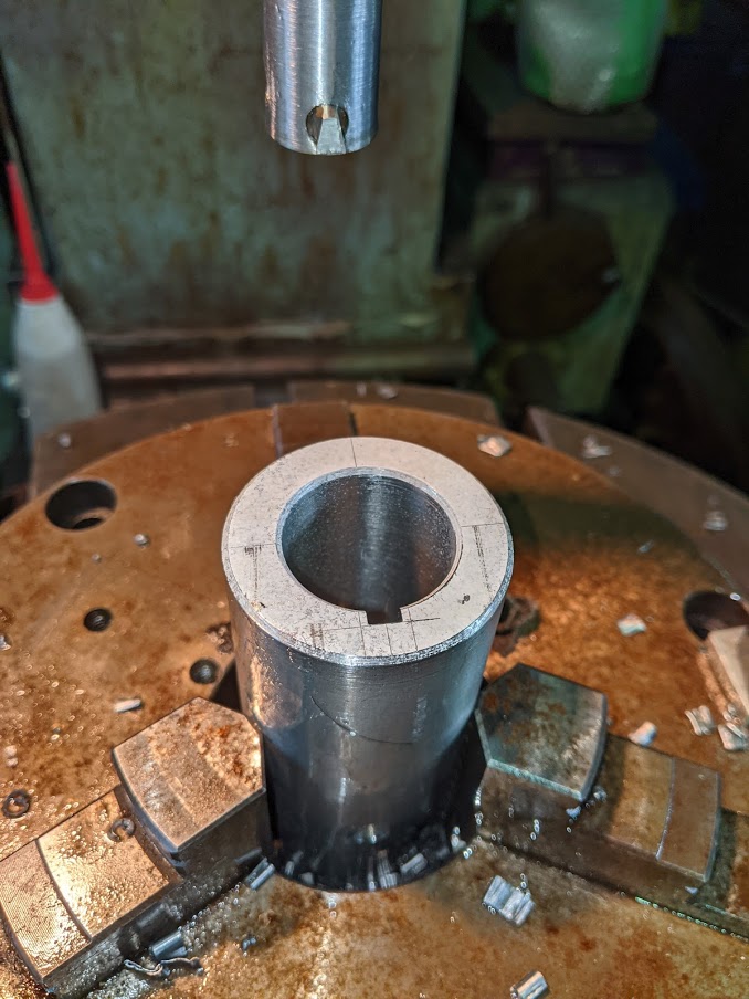 止まりのキー溝加工は切粉の排出が大事になるので頻繁に切粉を除去します。