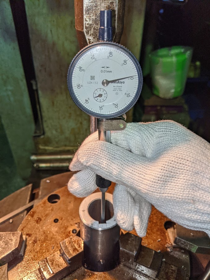 シリンダーゲージで加工後のキー溝幅を測定。無事公差内に収まっています！