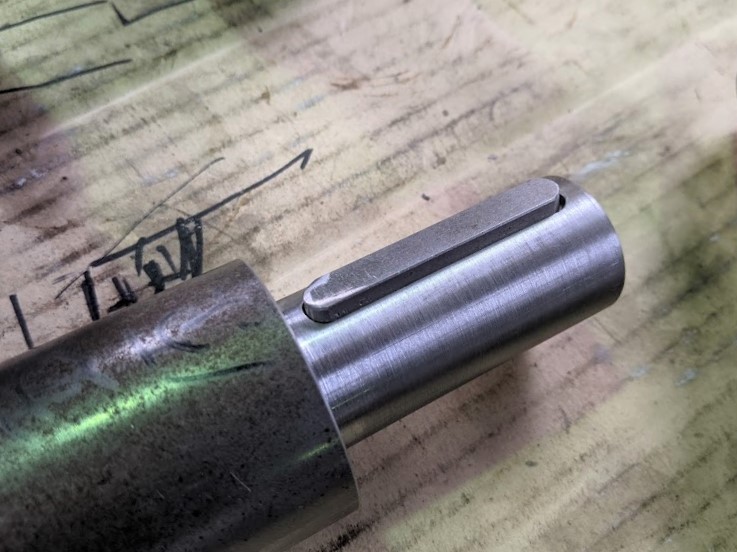 軸の穴径に対してキー溝が芯に行っているのかを確認するため、模範ゲージを製作。