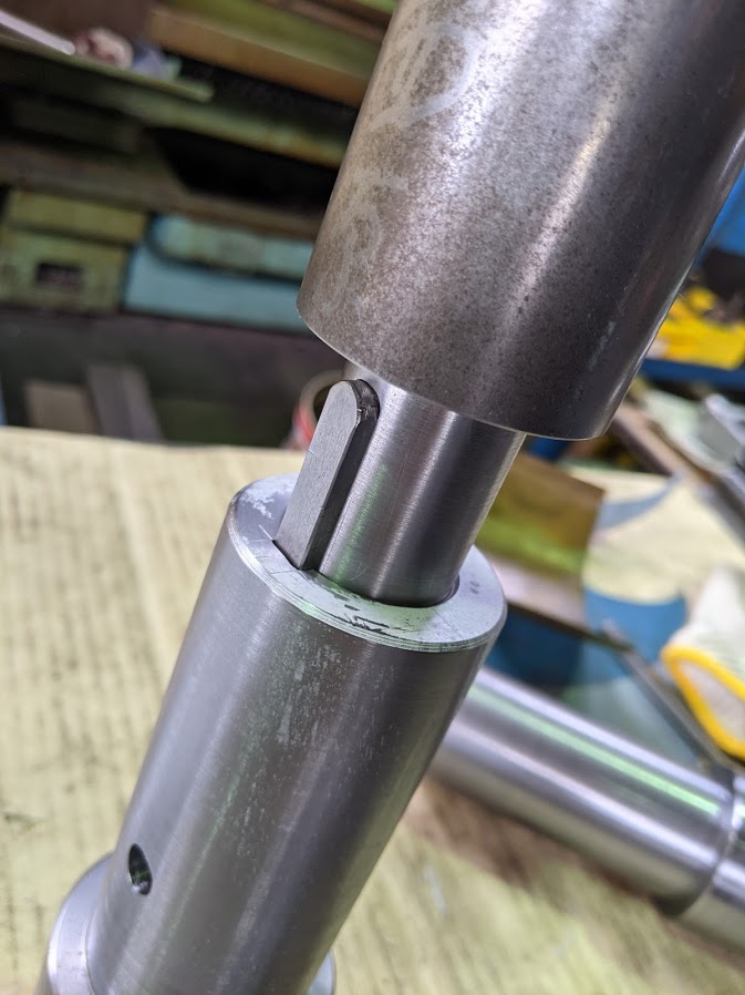 製作した模範ゲージを止まりのキー溝穴に通してみたところ・・・