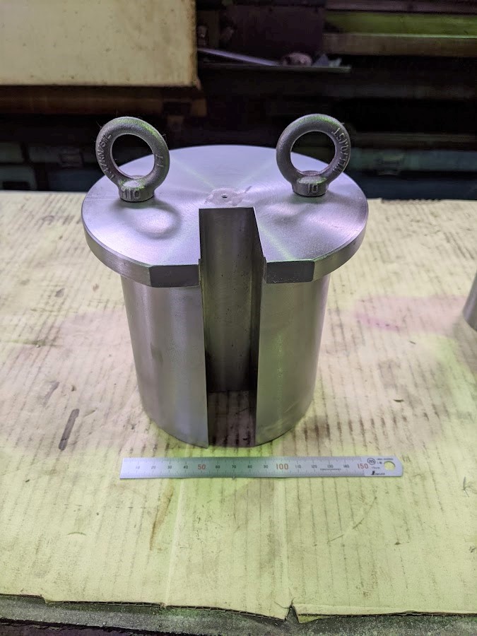 治具にアイボルト２個を付け、両手で抱えてブローチ盤にセットします。