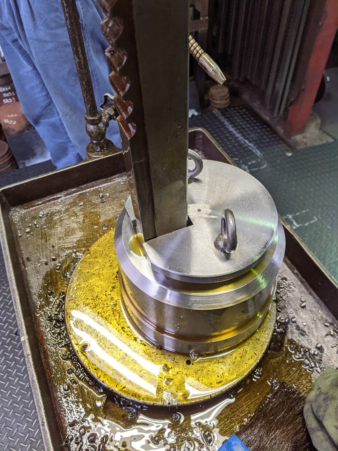 ブローチ盤でキー溝加工。精度・時間共にスロッターと比べると断然ブローチ盤が優れています。