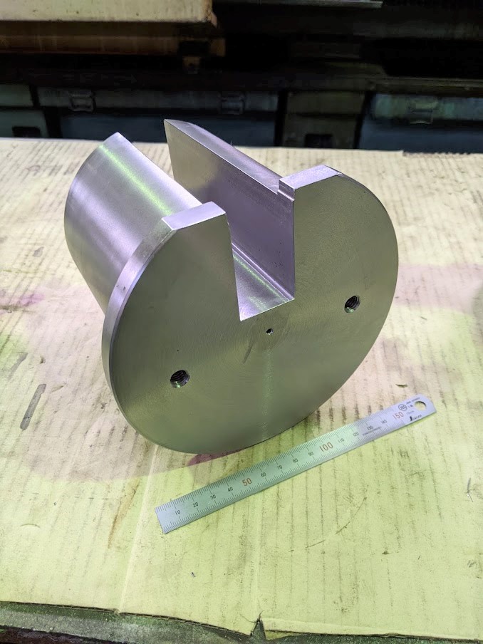 ブローチ盤でキー溝加工する為の治具。かなり重たいです。