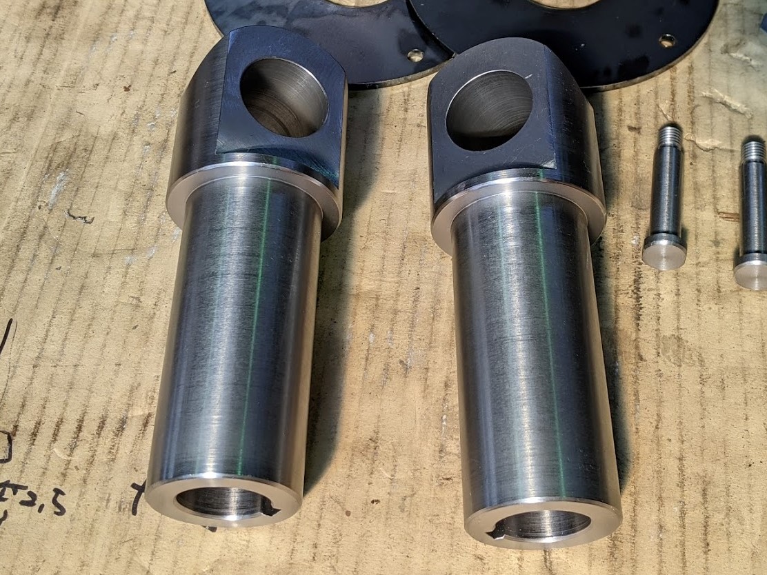 スロッターでのキー溝加工後、マシニングでフォークエンド用の加工を実施。