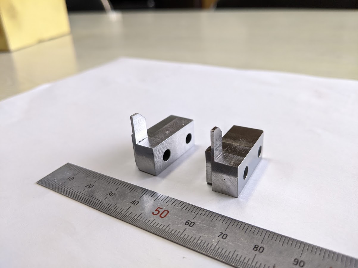 パーツフィーダー先端金具は形状が小さくて加工が難しかったです。