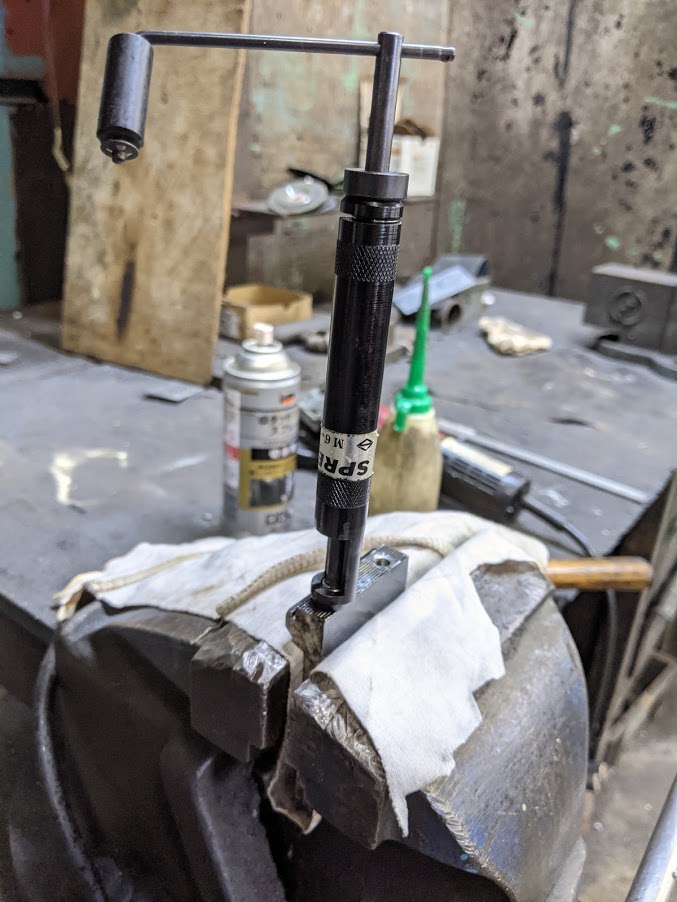 ヘリサートコイル挿入の専用工具を使ってM6のヘリサートコイルをタップ穴に挿入。