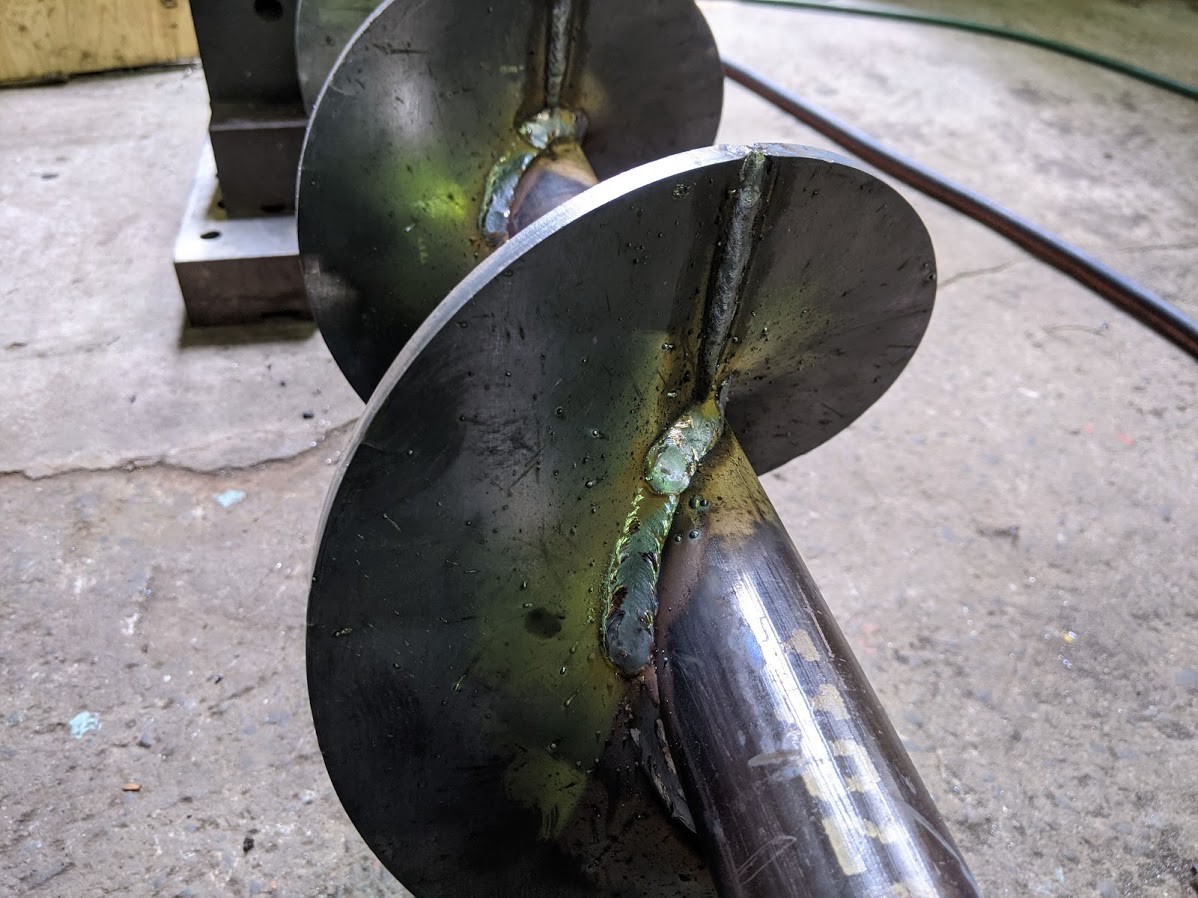 スクリューの羽根を軸に溶接。