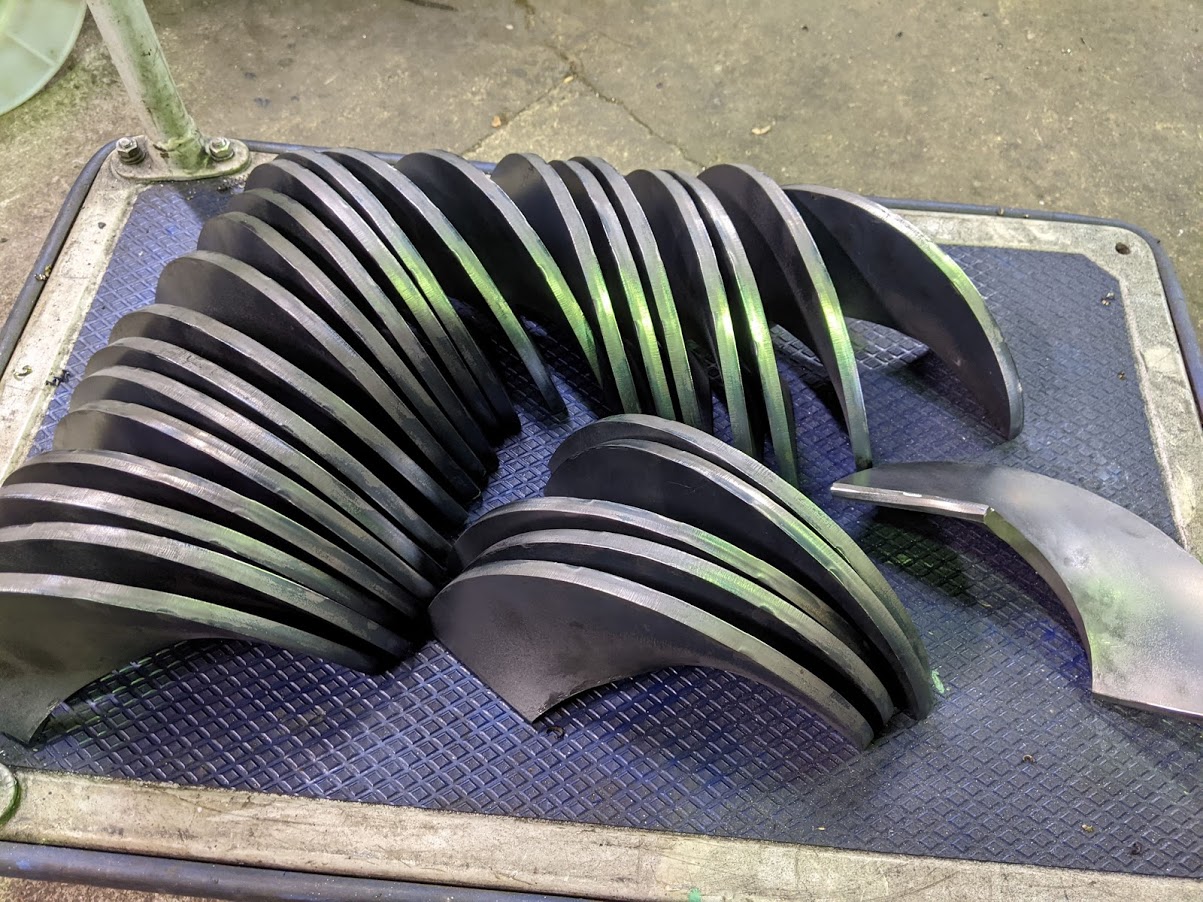 曲げ専門のメーカーに頼んで製作してもらったスクリューの羽根。