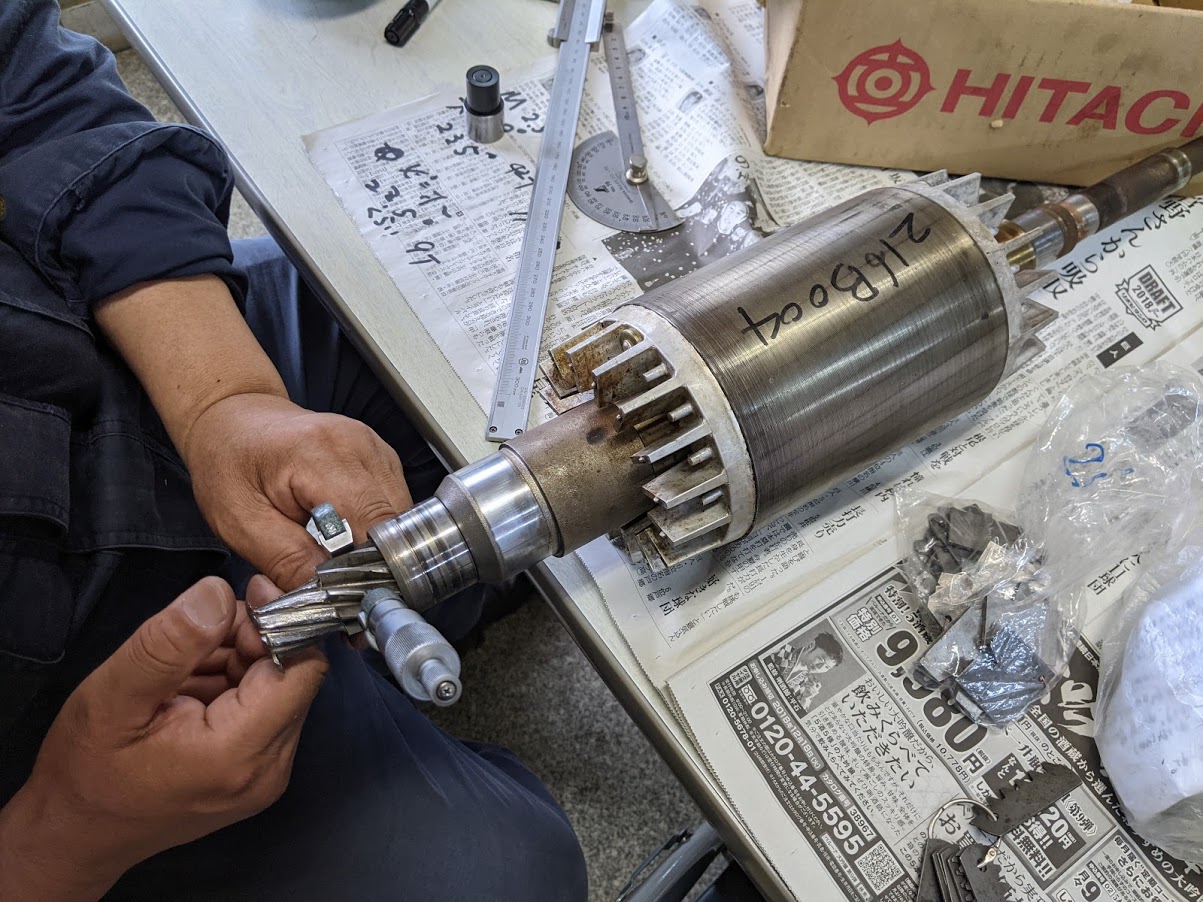 両軸モーター。焼入れしたヘリカルギア付きの現物を正確にスケッチ。