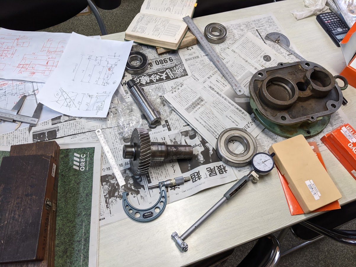 修理依頼を受けたモーター軸をスケッチする為にかなりの道具が必要です。