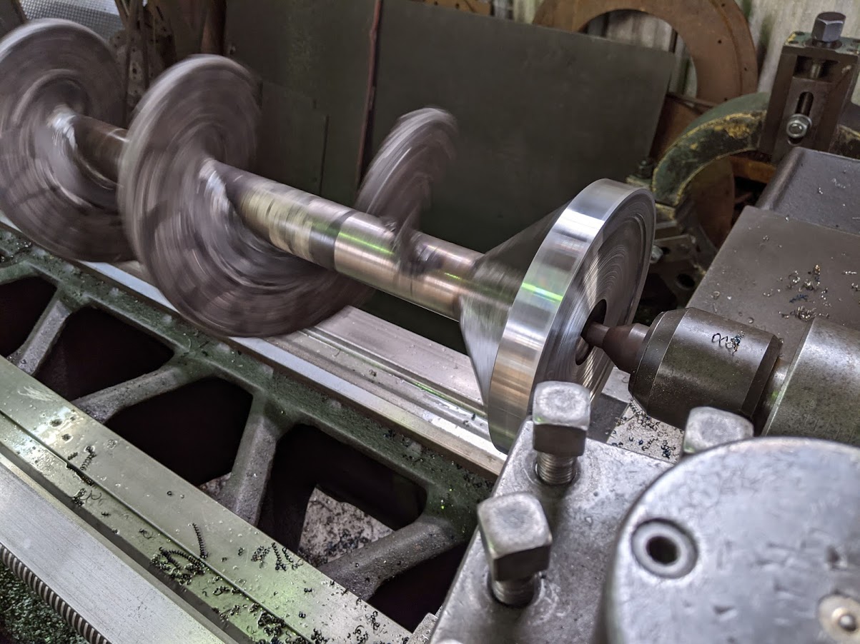 旋盤でスクリュー軸を仕上げ加工。反りも無くキレイに通りは出ていました！